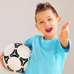 Junge im Kindergartenalter mit Fußball