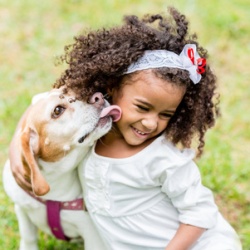 kleines Mädchen mit einem Hund