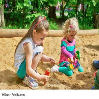 Kita-Kinder spielen im Sandkasten